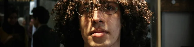 Cheveux bouclés